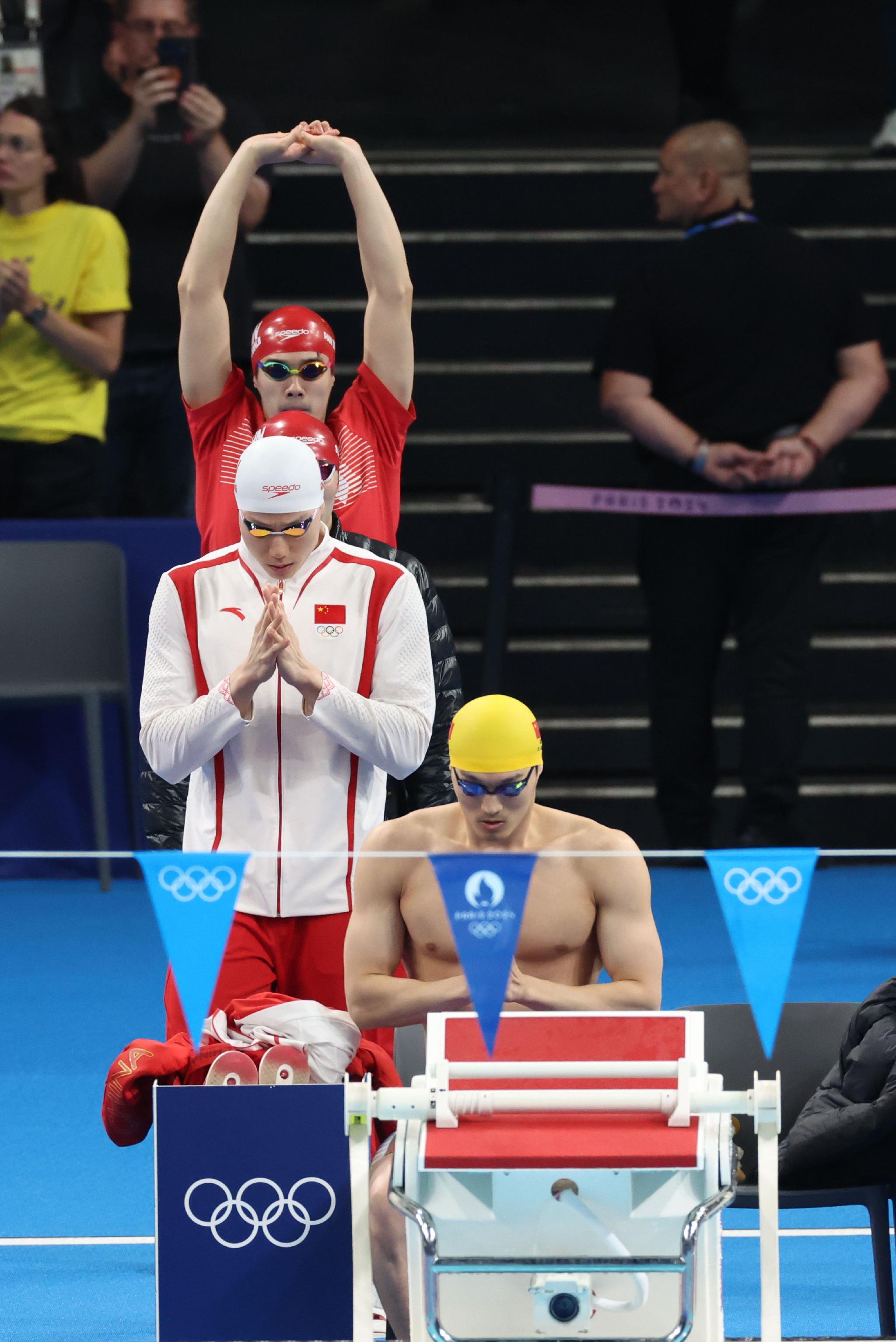 运动员在比赛中刷新个人最佳纪录，圆满完成比赛的简单介绍