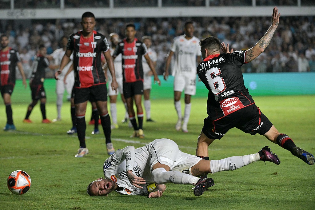 关于热刺重伤倒地，巴萨全队围拢祈祷，场面感人的信息