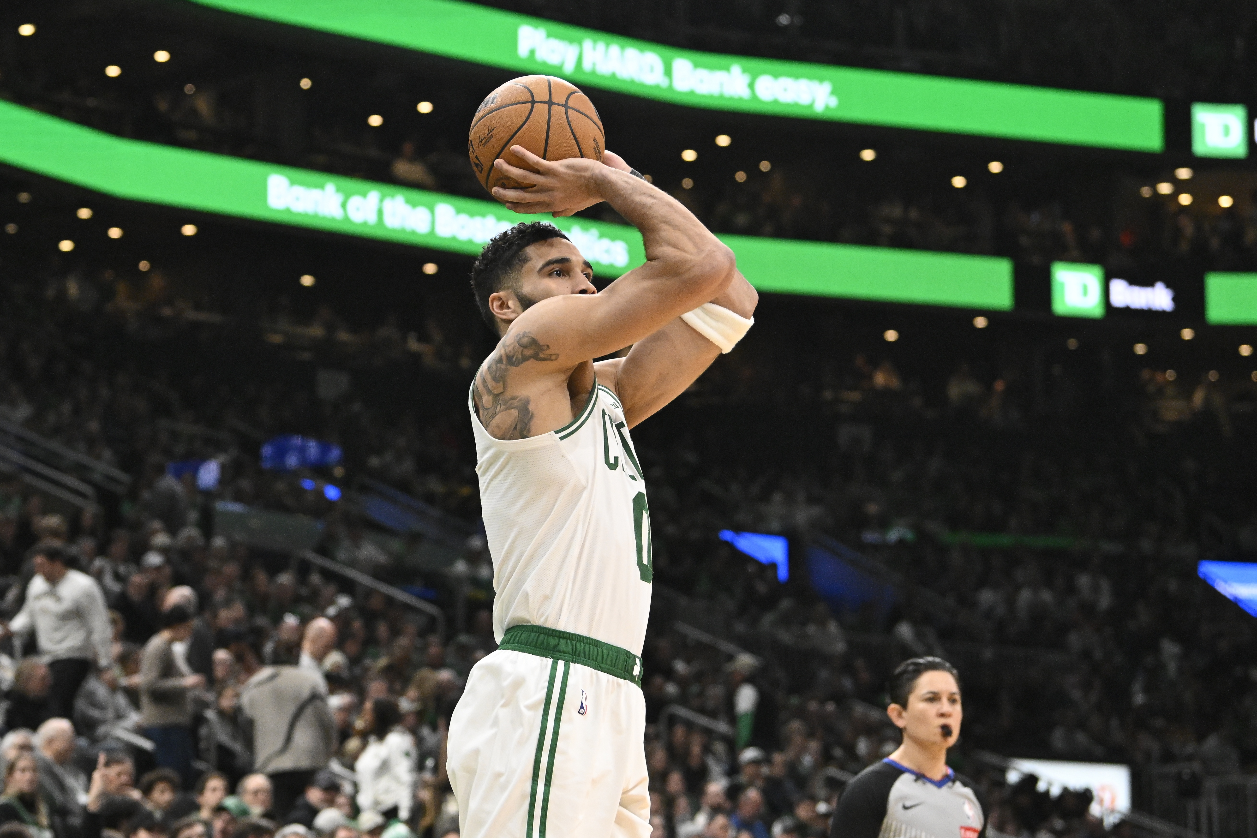  塔图姆在DWG比赛中势不可挡，高光表现引发热议！